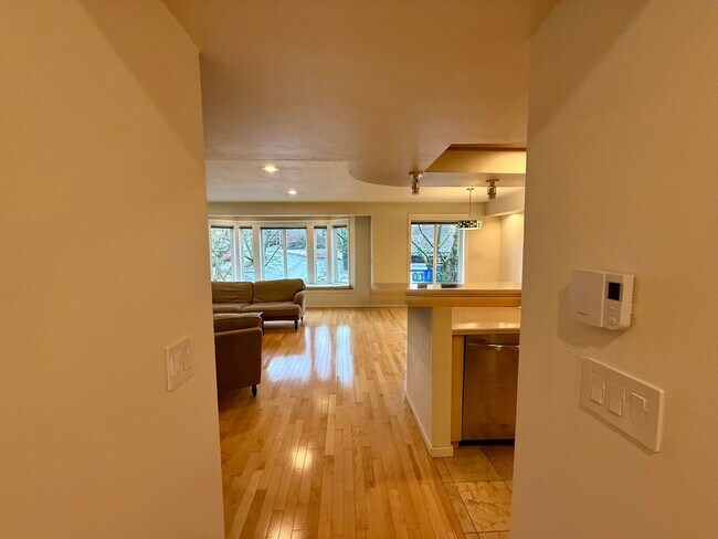 Building Photo - 1629 Queen Anne Ave N