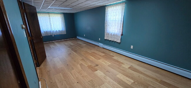 Building Photo - UPDATED!! 3 bed, 2 bath house with solar p...