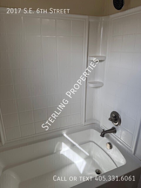 Building Photo - 2017 SE 6th St