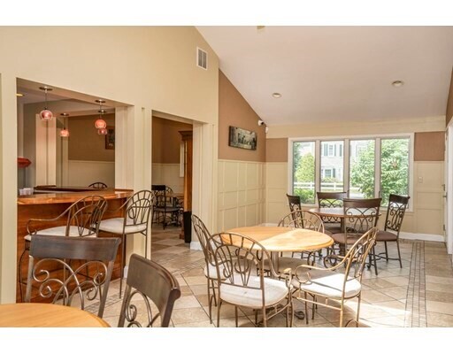Building Photo - 750 Brookside Dr