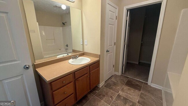 Building Photo - 5025 Village Run Dr