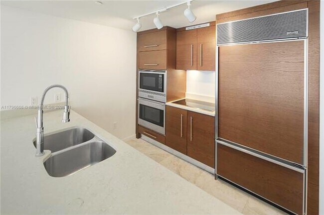 Building Photo - 475 Brickell Ave