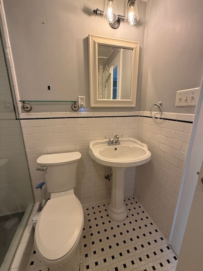 Building Photo - Gorgeous 4 Bed, 3 Bath Haymount Home