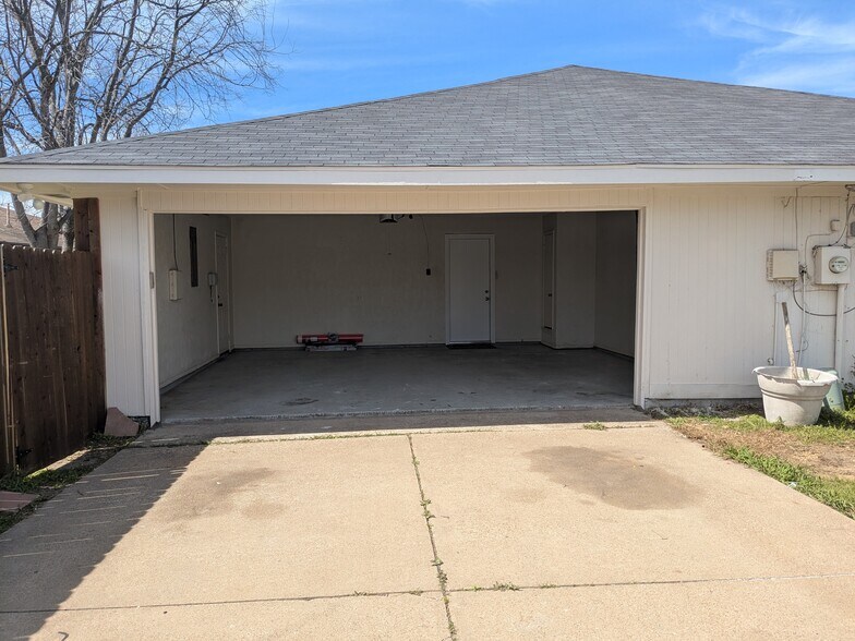 Building Photo - 2410 Cordoba Dr