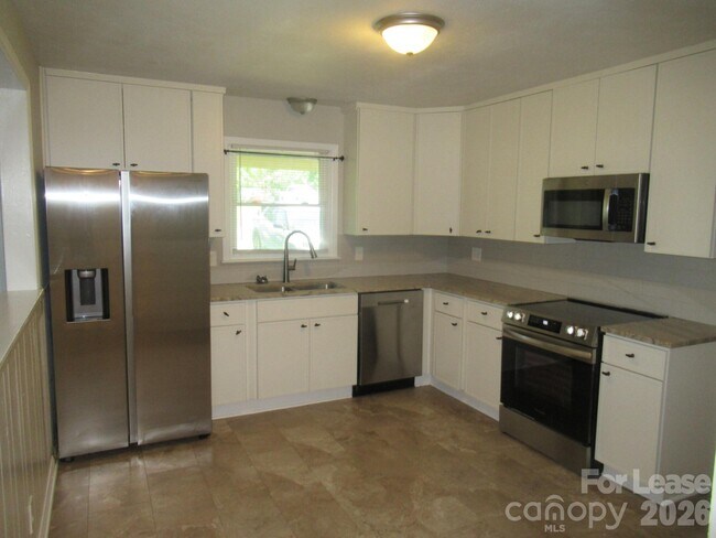 Building Photo - 208 Crescent Ct