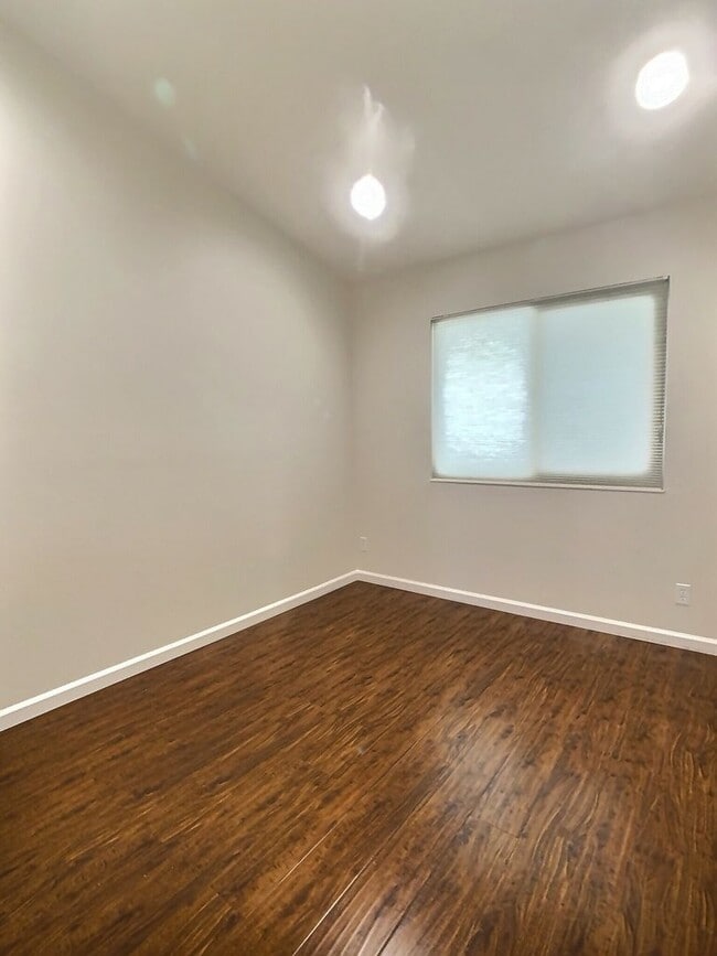 Building Photo - Updated 2 Bedroom /2 Bath Condo in New Hor...