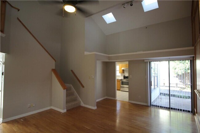 Building Photo - 2 Bedroom, 2 Bath  in Bryan Place