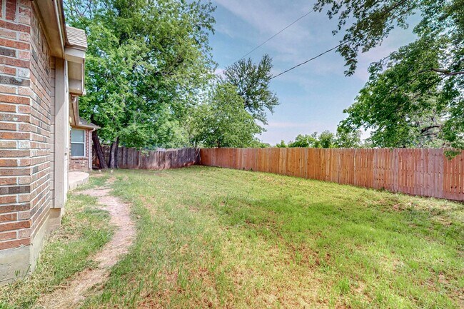 Building Photo - Available July | 4-bedroom 2 bath home in ...