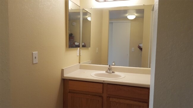 Building Photo - 5040 S Maple Ct