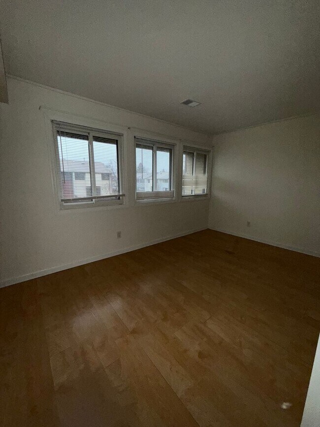 Building Photo - 22 Avon Dr