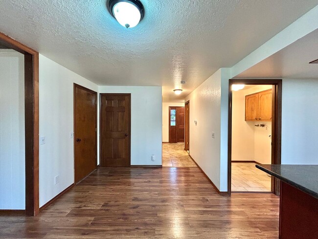 Building Photo - Timeless 5 Bed, 2.5 Bath Home - SW Beaverton