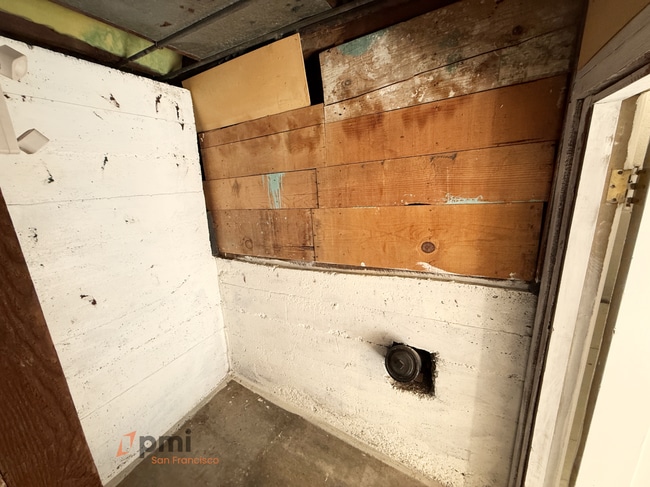 Building Photo - 2 Bd / 1 Ba Hillside Castle with Parking, Yard & Scenic Views