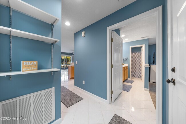 Building Photo - 3350 Club Villas Dr