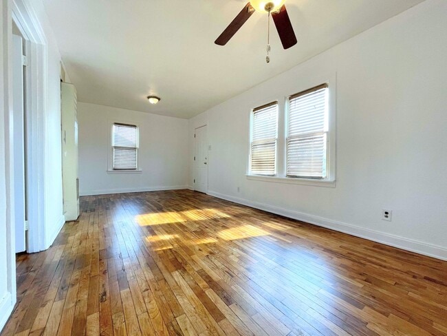 Building Photo - 1 bedroom house with fenced in yard