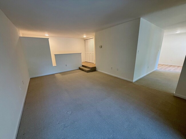 Building Photo - Ready now! Huge 1 bedroom condo in Annapolis!