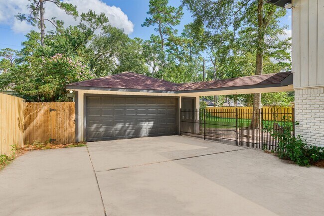 Building Photo - 6214 Fawnwood Dr