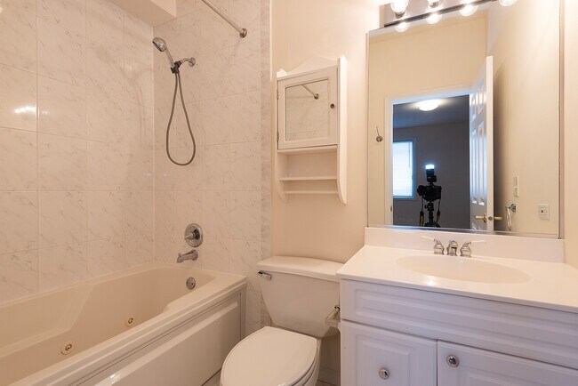 2nd bath - 1531 N Paulina St