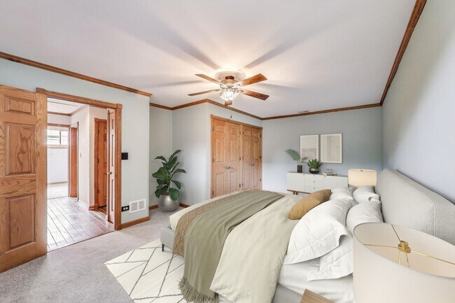 Building Photo - UIC Area 3-Bedroom Checks All the Boxes