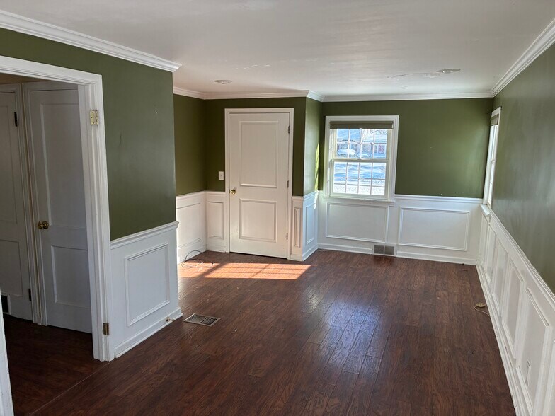 Building Photo - 19 College Dr