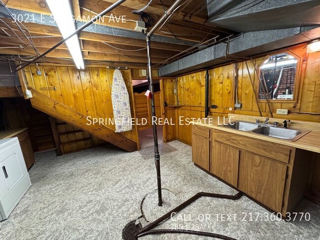Building Photo - 3021 E Sangamon Ave