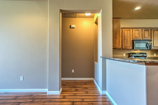 Building Photo - Beautiful Coral Canyon Home with Modern Up...