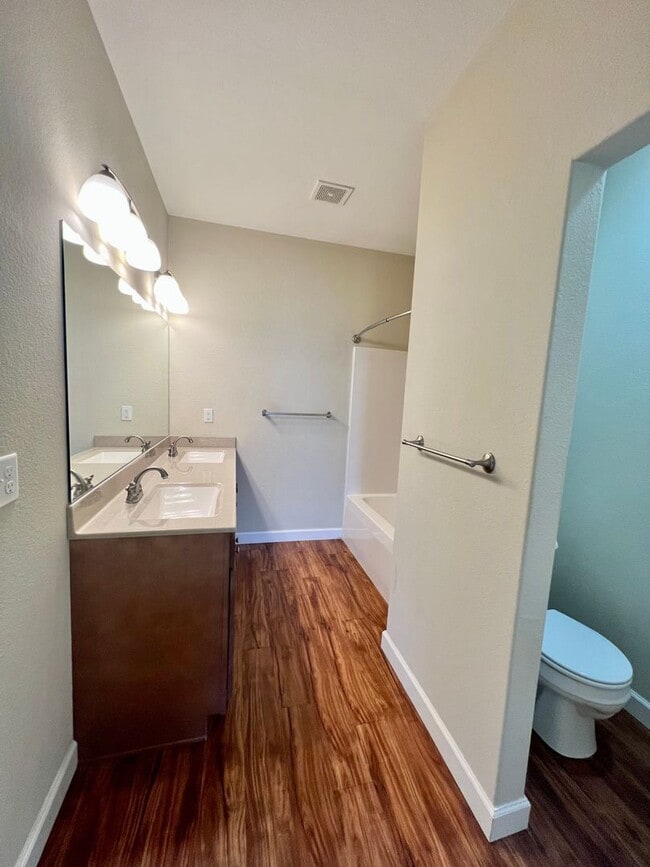 Building Photo - 3 Bed Townhome in Excellent West Side Location!