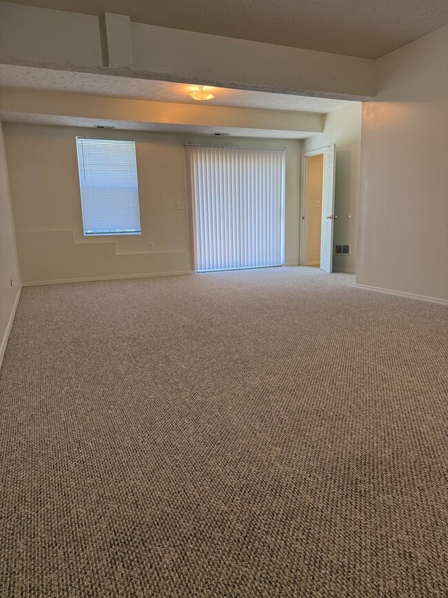 Building Photo - 3 Bedroom/2.5 Bath Townhome