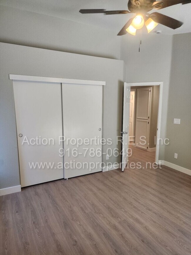 Building Photo - West Roseville 3 bedroom 2 bathroom 1406 sqft Three Car Garage Walking to Wood Creek High