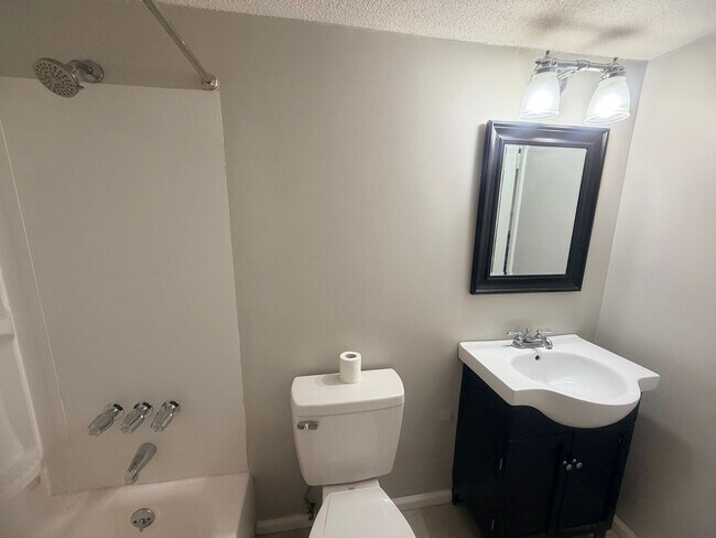 Building Photo - 5516 Lakeshore Dr
