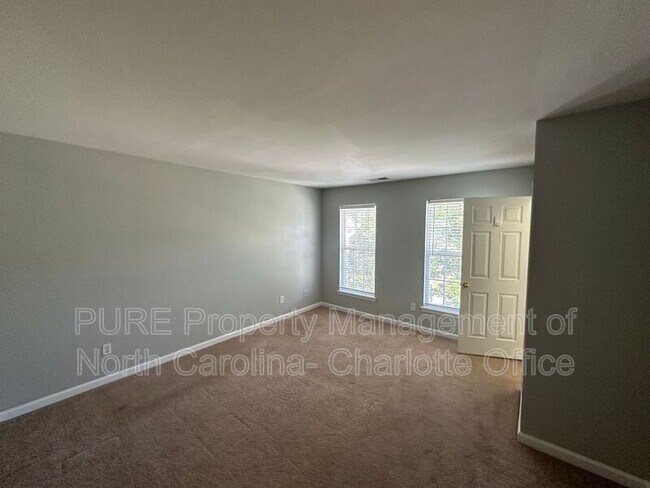 Building Photo - 6033 Queens Walk Ct