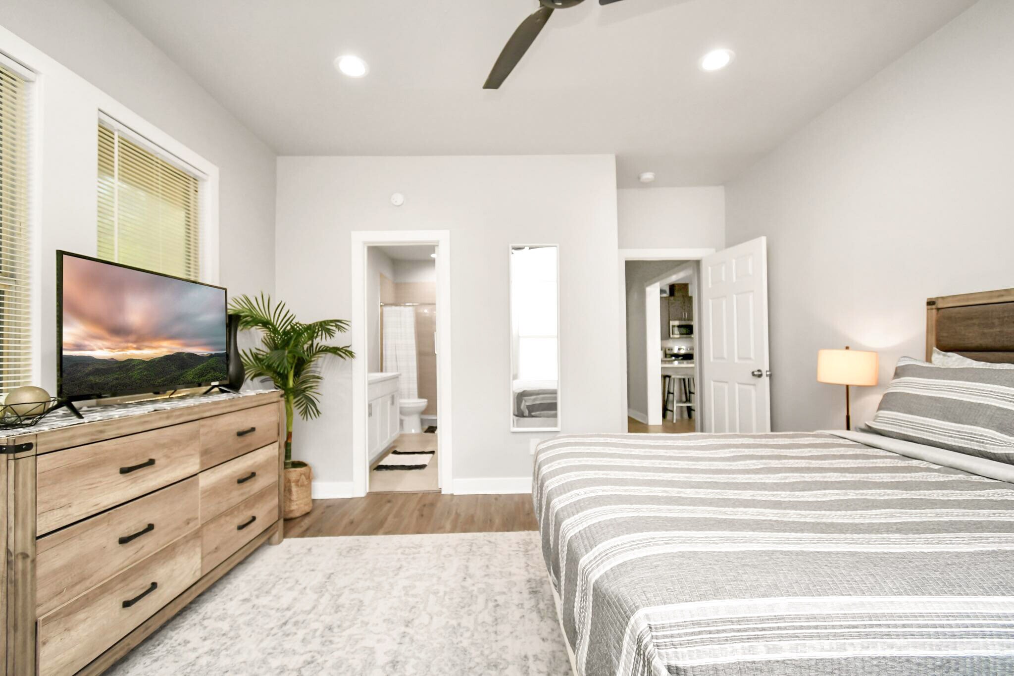 Building Photo - 1326 Hussion St