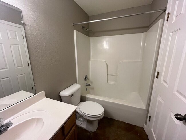 Building Photo - Renovated 2 Bedroom 2 Bath Duplex for Rent!!