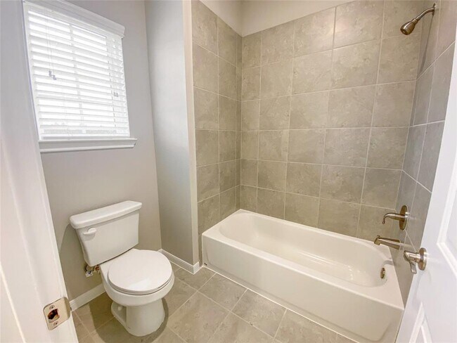 Building Photo - 9828 North Lakeview Mist Ct