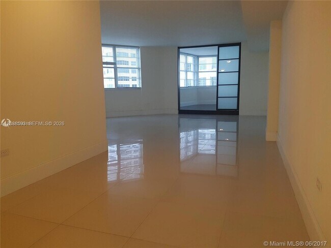Building Photo - 801 Brickell Bay Dr