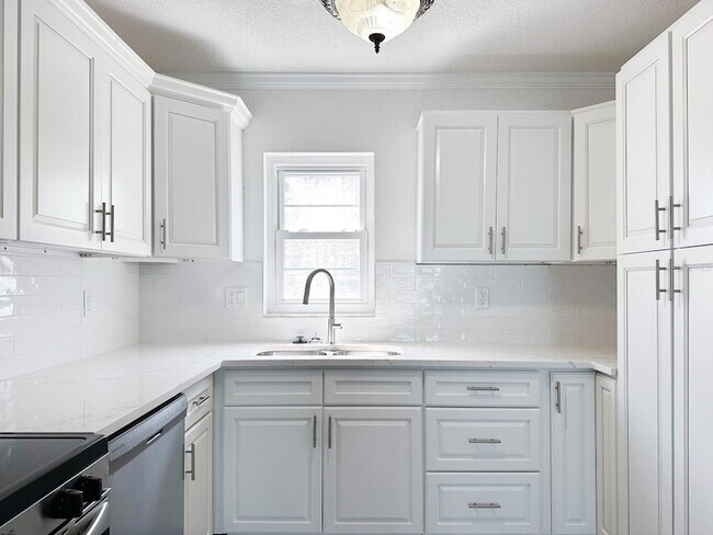 Building Photo - 7910 Sun Island Dr S