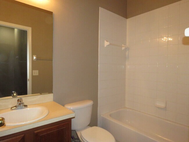 Building Photo - Townhouse 3Bed 2.5 bath Avail June 6th, 2025