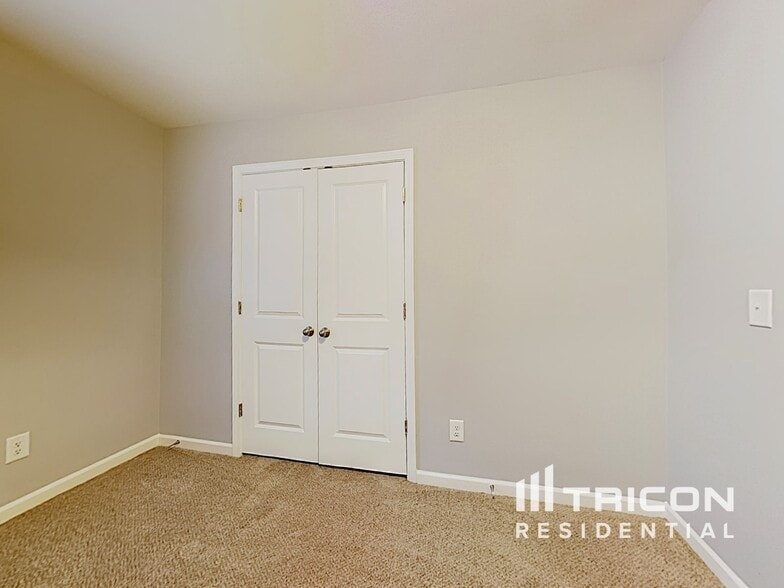 Building Photo - 3323 Lowland Dr