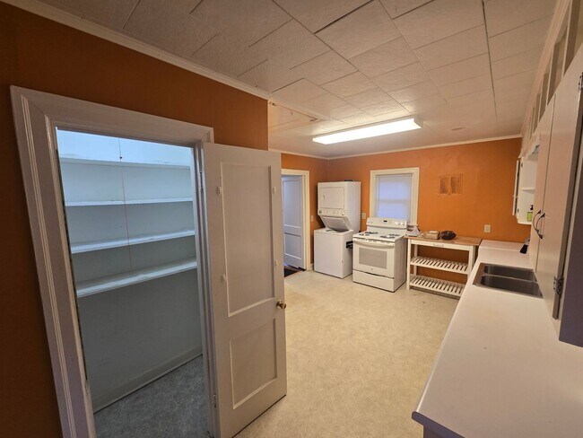 Building Photo - Charming Pittsboro Bungalow with Screened Porch & Fully Fenced Yard