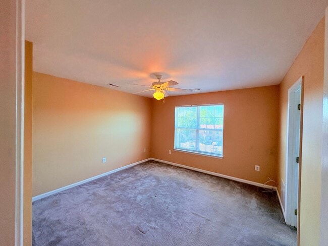 Building Photo - CENTRALLY LOCATED TOWNHOUSE - STAFFORD