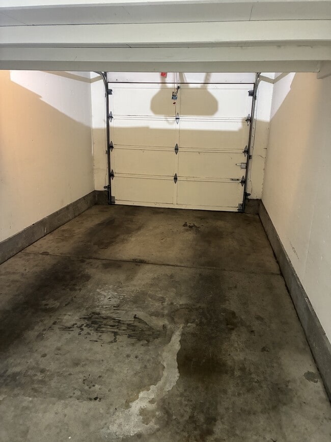 Building Photo - 1065 Huntington Common