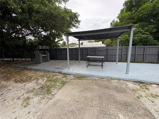 Building Photo - 3237 SW 4th St