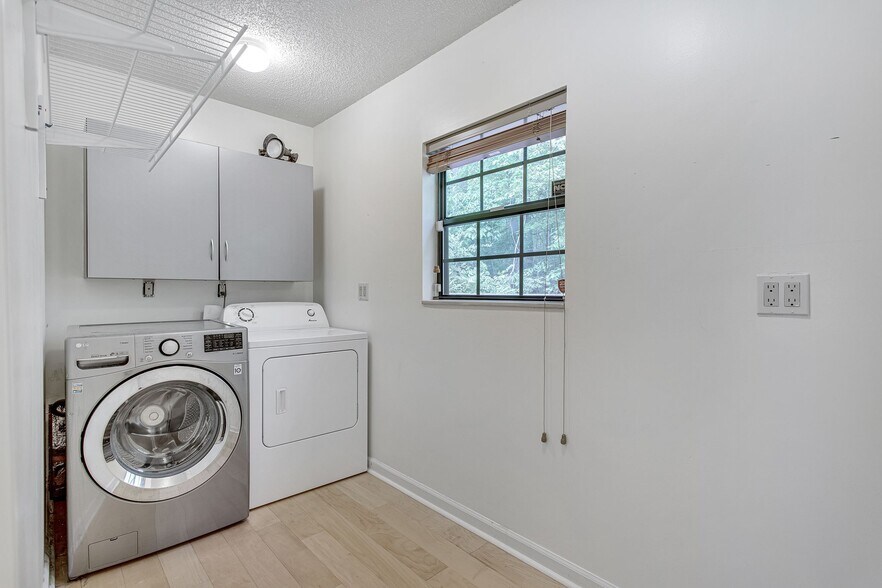 Building Photo - 816 Beazer Ln