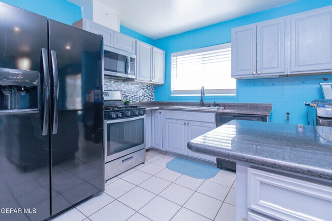 Building Photo - 451 Borrett St