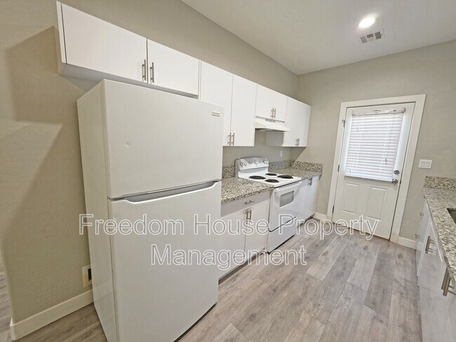 Building Photo - 1121 Sixshooter Ave