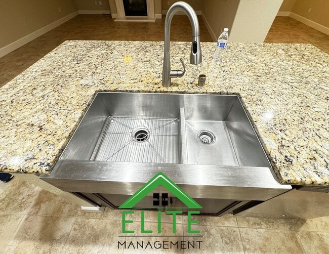 Building Photo - 2104 Westmeath Way