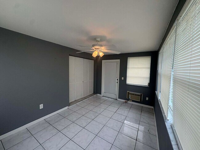 Building Photo - 4 bedroom Single-Family Home Available for Move-In NOW