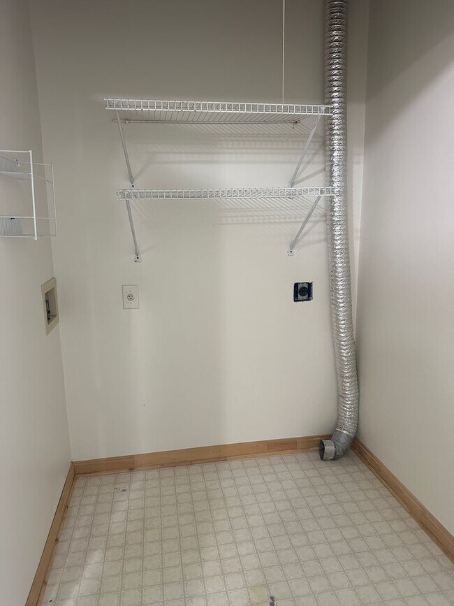 Building Photo - 111 Fox Ct