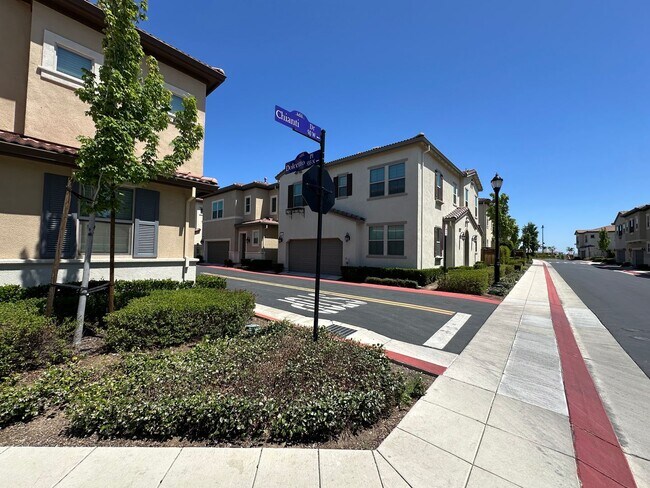 Building Photo - Beautiful 3 Bedroom, 2.5 Bath Mountain House Home.