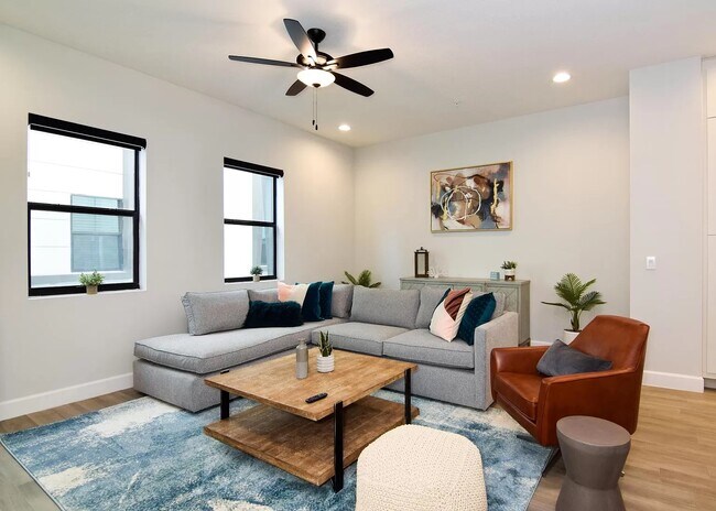 Building Photo - 1332 W Gray St