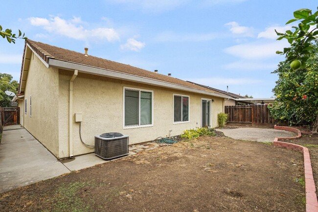 Building Photo - 4 Bedroom Single Family Home!